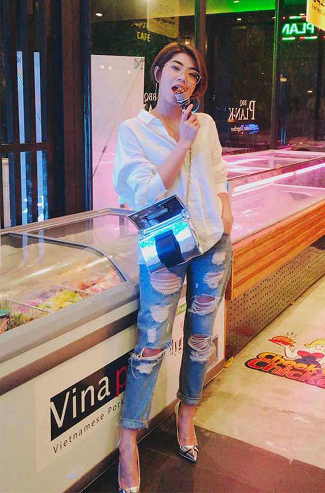  Bí quyết phối đồ với quần họa tiết, quần rách phủi bụi của bạn gái cũ Karik là mặc kèm áo thun trắng hay sơ mi trắng đơn giản. Kết hợp thêm đôi giày cao gót có cùng tông màu với túi đeo chéo là có ngay vẻ ngoài trẻ trung, năng động để dạo phố. Ảnh: @damphuonglinh.insta.