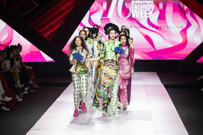 Thuỷ Nguyễn được biết đến như một “nghệ nhân” luôn “thổi hồn” văn hoá Việt vào từng đường may mũi chỉ.