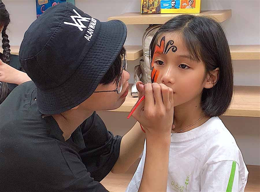 Chuyên viên trang điểm của Tiny Trần Make up & Studio hóa trang cho khách. Ảnh: Mộc Trà Chuyên viên trang điểm của Tiny Trần Make up & Studio hóa trang cho khách. Ảnh: Mộc Trà