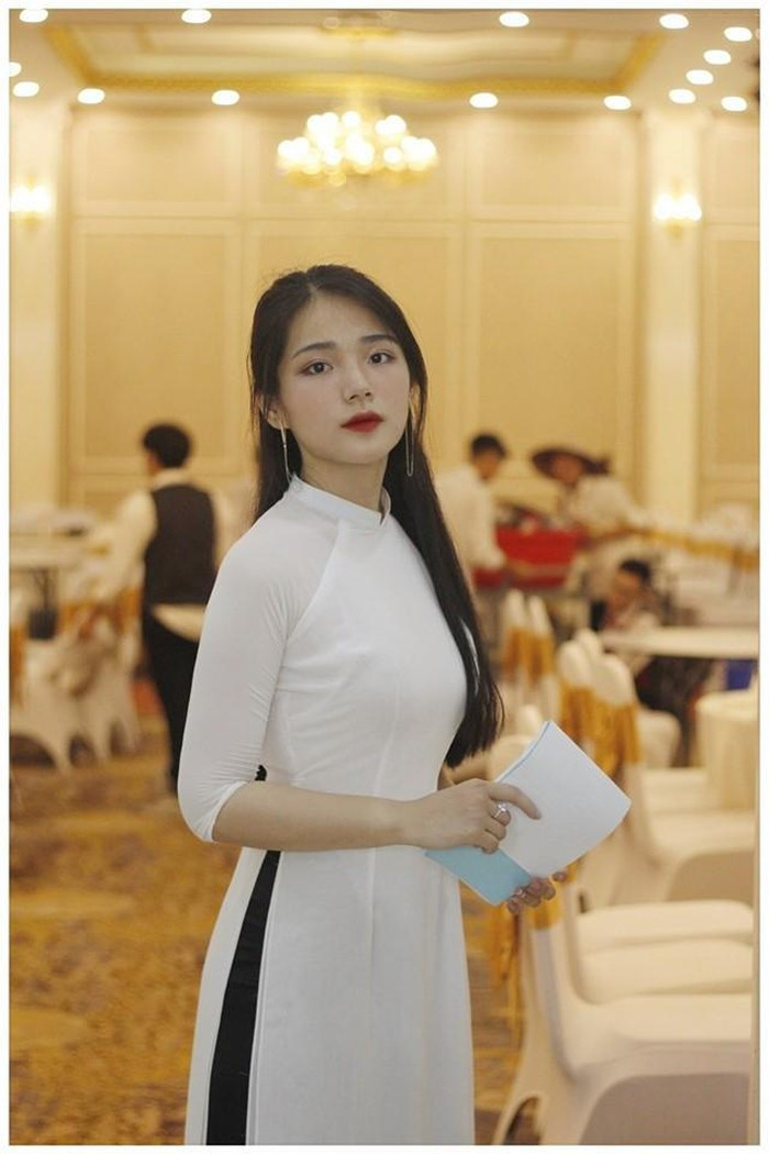 Trương Diệu Anh (sinh năm 2001) là hot girl được nhiều người quan tâm sau khi giành giải 3 cuộc thi Tìm kiếm gương mặt MC tỉnh Hải Dương.