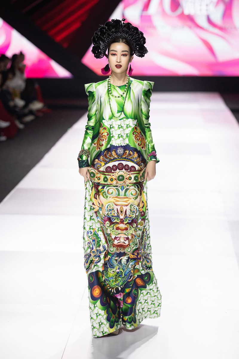 Hoa hậu Đỗ Mỹ Linh trình diễn BST 