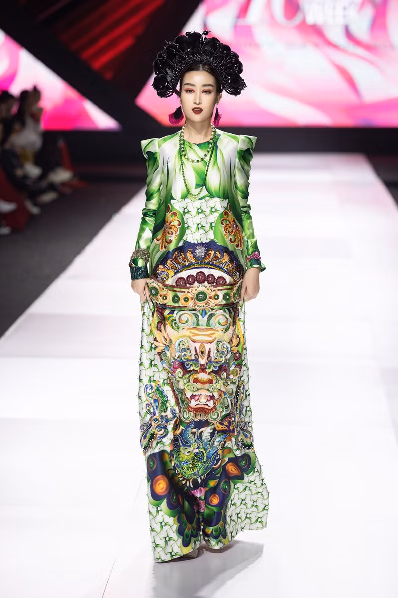 Hoa hậu Đỗ Mỹ Linh trình diễn BST 