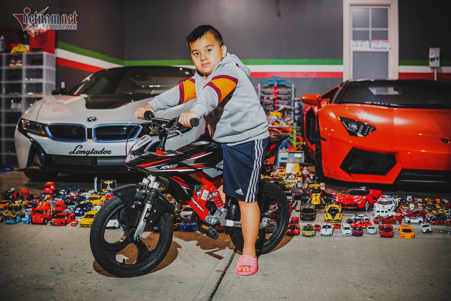  Cậu bé cũng tự lái một chiếc 