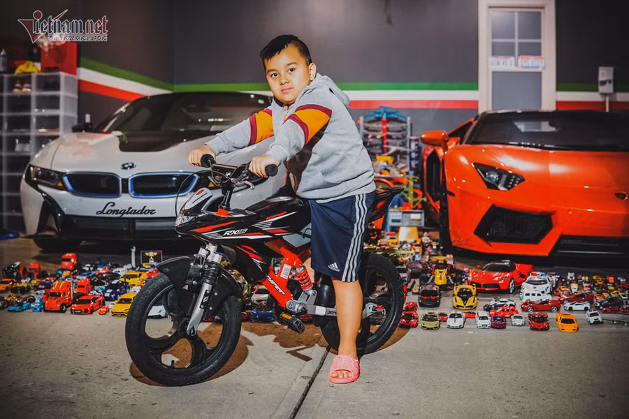  Cậu bé cũng tự lái một chiếc 