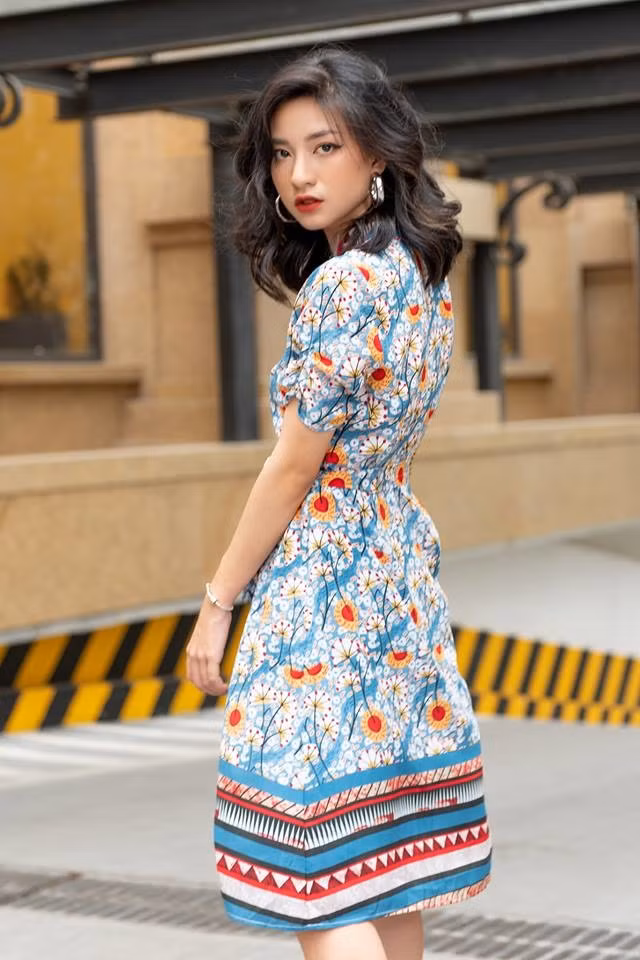 Lựa chọn ĐH Luật Hà Nội thay vì những nơi gần quê nhà hơn như tp Hồ Chí Minh, Thùy Linh chia sẻ cô đã luôn yêu thích vùng đất Thủ đô, dù chưa đến đây lần nào trước khi vào ĐH. Tuy vậy, bản thân Linh là một người khá dễ thích nghi, cũng vô cùng hòa đồng với bạn bè nên đã nhanh chóng làm quen và hòa nhịp được với cuộc sống nơi đây. “Mình cảm thấy lựa chọn ngành Luật và ĐH Luật Hà Nội là lựa chọn sáng suốt của mình, dù cho không thể tránh khỏi cảm giác nhớ nhà khi phải sống xa gia đình, xa bố mẹ”.