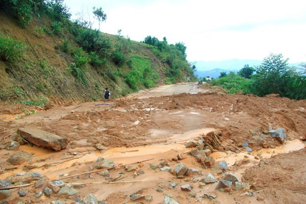 Một điểm sạt lở ở tỉnh lộ 674. (Ảnh: Cao Nguyên/TTXVN) Một điểm sạt lở ở tỉnh lộ 674. (Ảnh: Cao Nguyên/TTXVN)