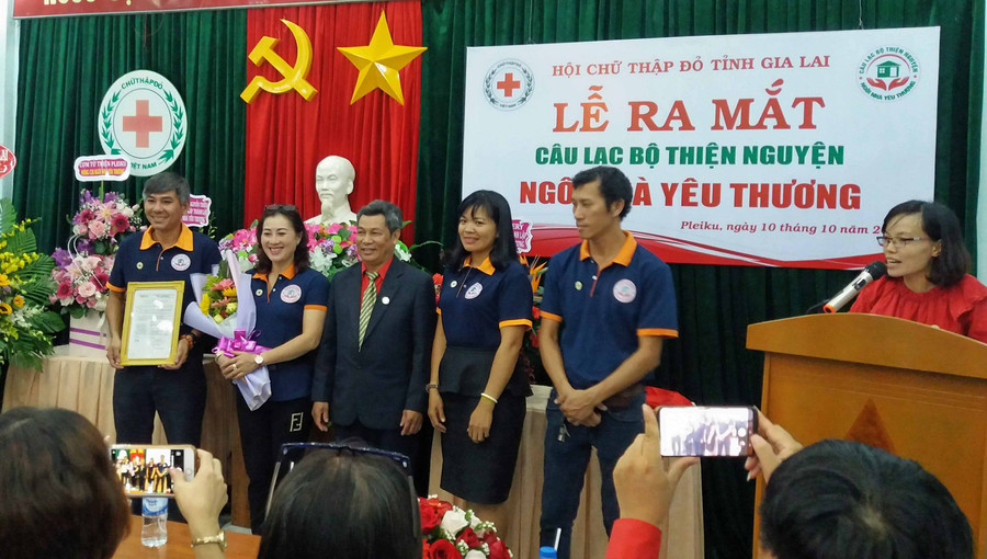 Các thành viên Câu lạc bộ thiện nguyện “Ngôi nhà yêu thương” lên nhận quyết định thành lập. Ảnh: Như Nguyện 