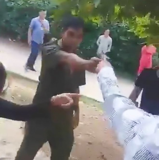 Phó công an xã Tiên Lãnh cầm súng dọa bắn người dân. Ảnh: Cắt từ clip.