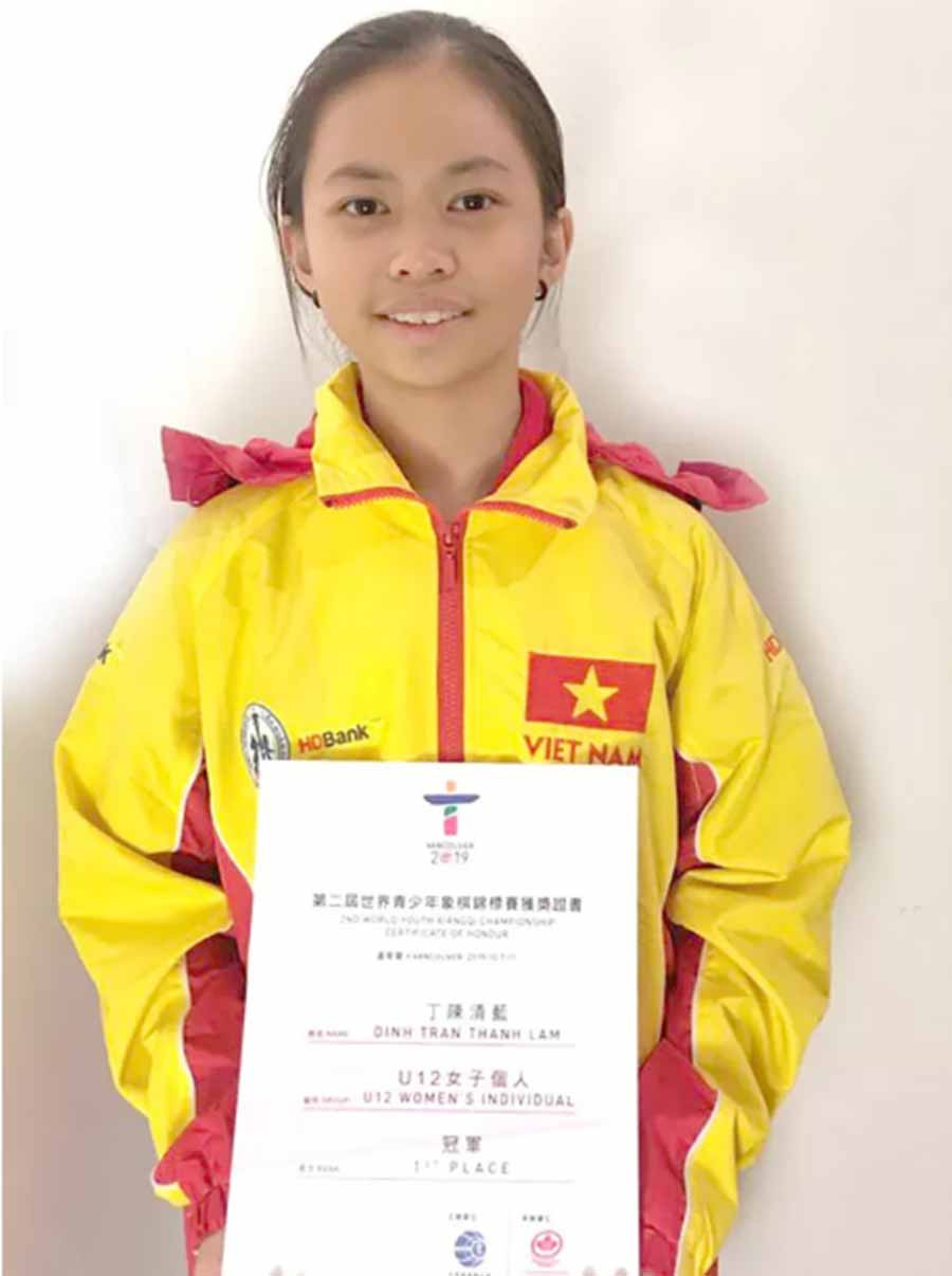  Nữ kỳ thủ Đinh Trần Thanh Lam và bằng chứng nhận HCV thế giới Ảnh: Đinh Lộc
