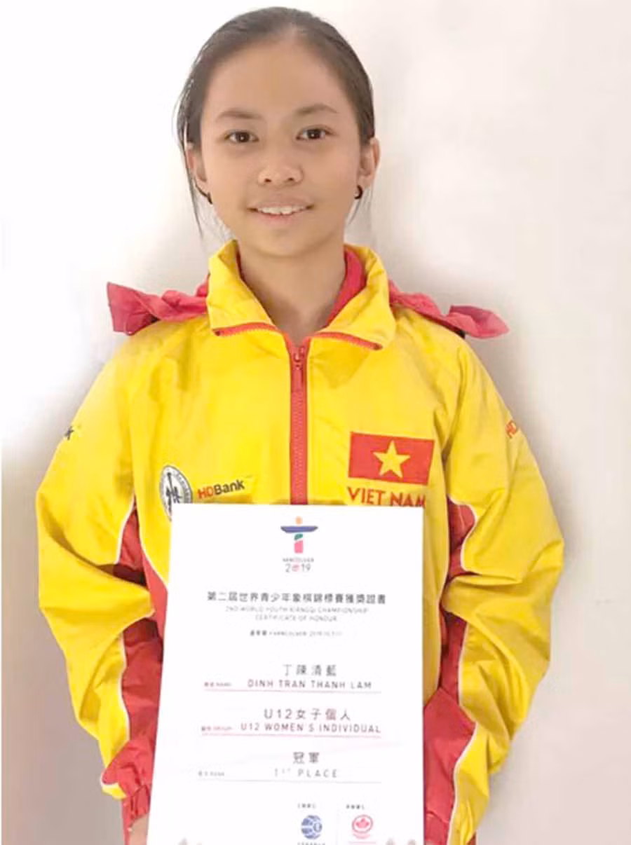  Nữ kỳ thủ Đinh Trần Thanh Lam và bằng chứng nhận HCV thế giới Ảnh: Đinh Lộc