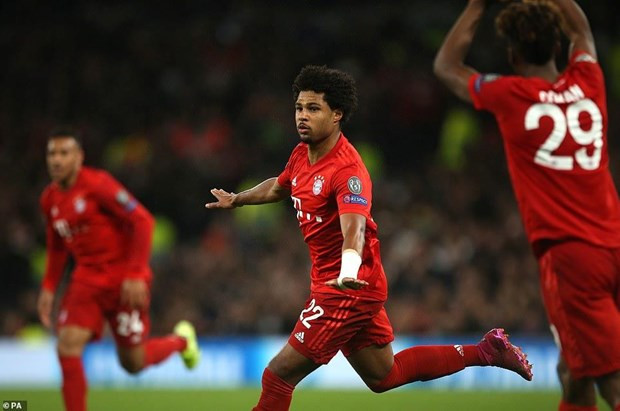 Serge Gnabry giúp Bayern thắng tưng bừng trên đất Anh.