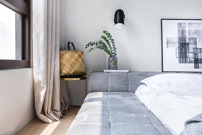 Rèm cửa cùng cây xanh trang trí mang chút không khí lãng mạn trong căn phòng. Rèm cửa cùng cây xanh trang trí mang chút không khí lãng mạn trong căn phòng.