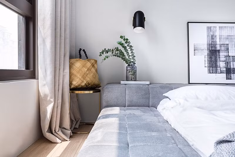 Rèm cửa cùng cây xanh trang trí mang chút không khí lãng mạn trong căn phòng.