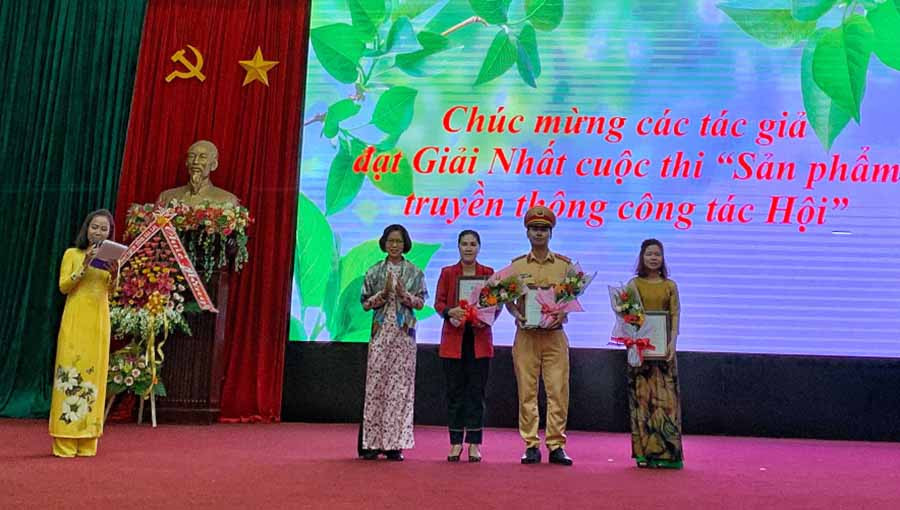Trao giải nhất “Sản phẩm truyền thông công tác Hội” cho các tác giả. Ảnh: N.B Trao giải nhất “Sản phẩm truyền thông công tác Hội” cho các tác giả. Ảnh: N.B