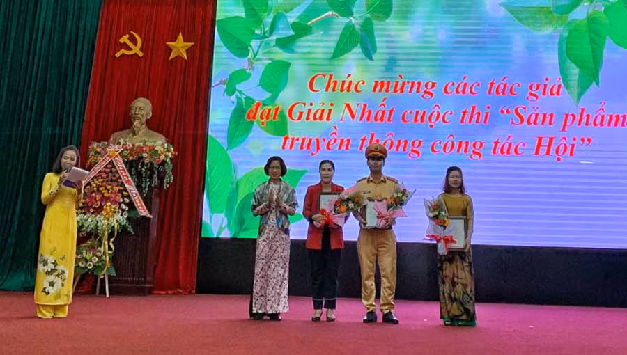 Trao giải nhất “Sản phẩm truyền thông công tác Hội” cho các tác giả. Ảnh: N.B