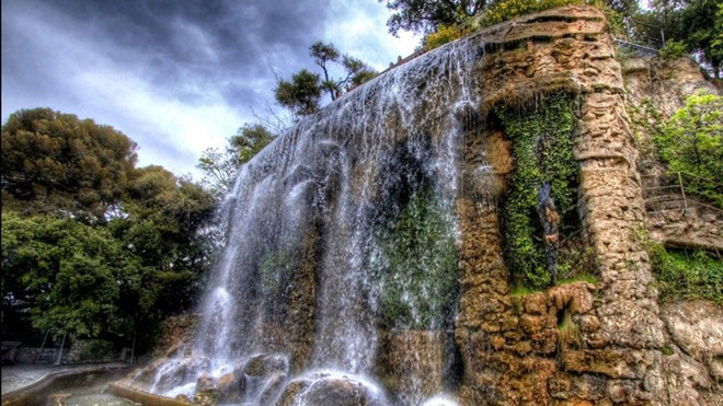 Thác nước là một trong những điểm nhấn của Castle Hill Thác nước là một trong những điểm nhấn của Castle Hill