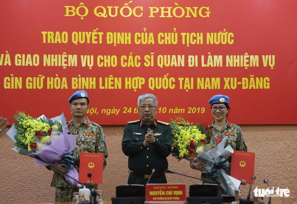 Thứ trưởng Bộ Quốc phòng, Thượng tướng Nguyễn Chí Vịnh trao quyết định cho 2 sĩ quan đi làm nhiệm vụ gìn giữ hòa bình Liên Hiệp Quốc tại Nam Sudan - Ảnh: DANH TRỌNG  Thứ trưởng Bộ Quốc phòng, Thượng tướng Nguyễn Chí Vịnh trao quyết định cho 2 sĩ quan đi làm nhiệm vụ gìn giữ hòa bình Liên Hiệp Quốc tại Nam Sudan - Ảnh: DANH TRỌNG