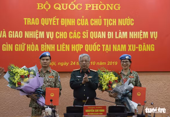  Thứ trưởng Bộ Quốc phòng, Thượng tướng Nguyễn Chí Vịnh trao quyết định cho 2 sĩ quan đi làm nhiệm vụ gìn giữ hòa bình Liên Hiệp Quốc tại Nam Sudan - Ảnh: DANH TRỌNG