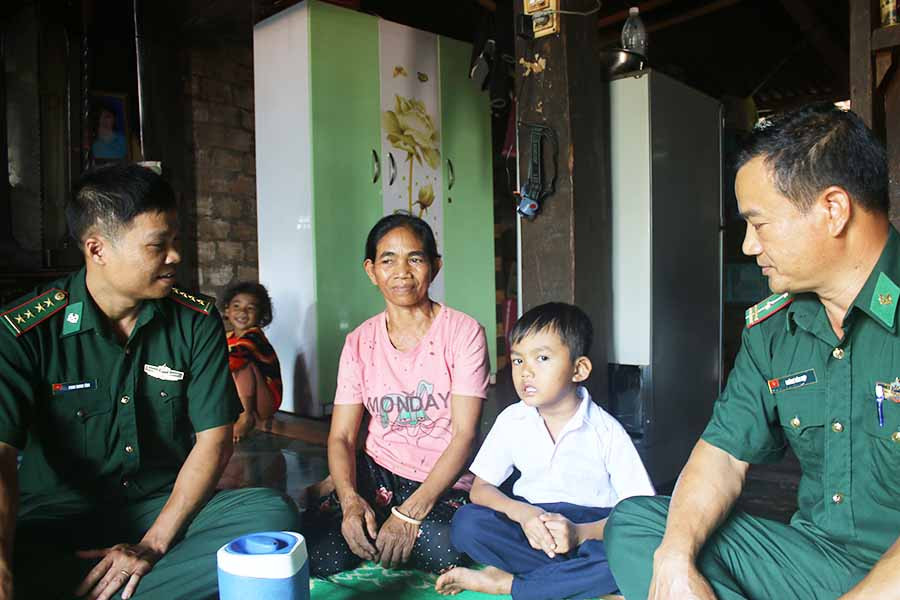 1Đội công tác địa bàn đồn BP Ia Nan đưa cháu Kpui Trí về thăm bà ngoại Kpui Phyéo ở làng Nú, xã Ia Nan