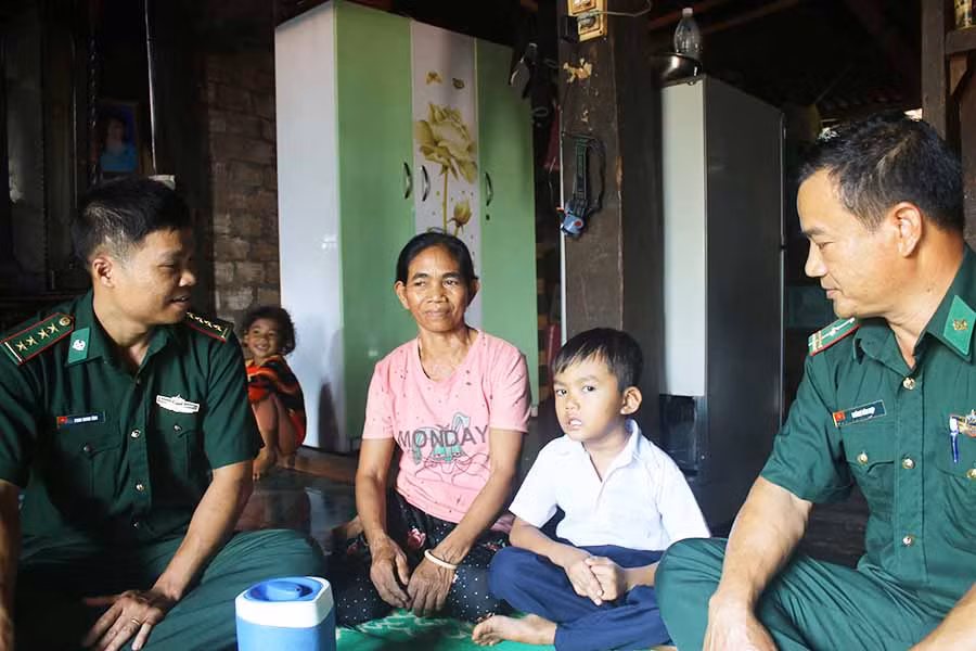 1Đội công tác địa bàn đồn BP Ia Nan đưa cháu Kpui Trí về thăm bà ngoại Kpui Phyéo ở làng Nú, xã Ia Nan