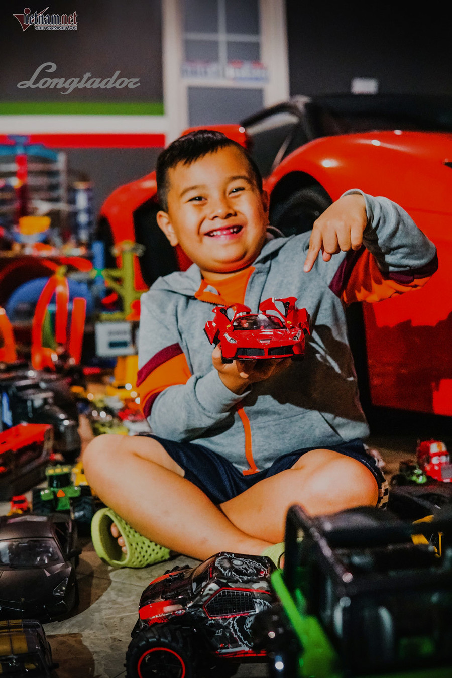  Cậu bé cũng tỏ ra quý mến những chiếc xe 