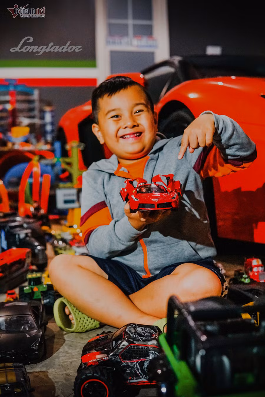  Cậu bé cũng tỏ ra quý mến những chiếc xe 