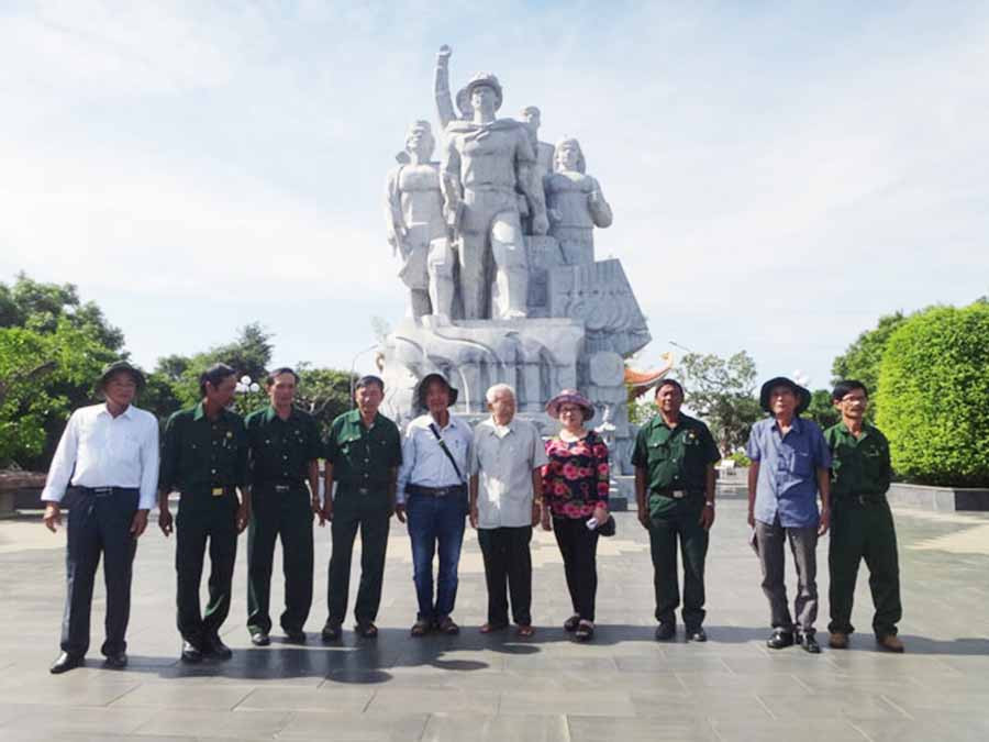  Lãnh đạo Hội Cựu thanh niên xung phong các tỉnh Gia Lai, Phú Yên trước Tượng đài Chiến thắng Đak Pơ. Ảnh: internet