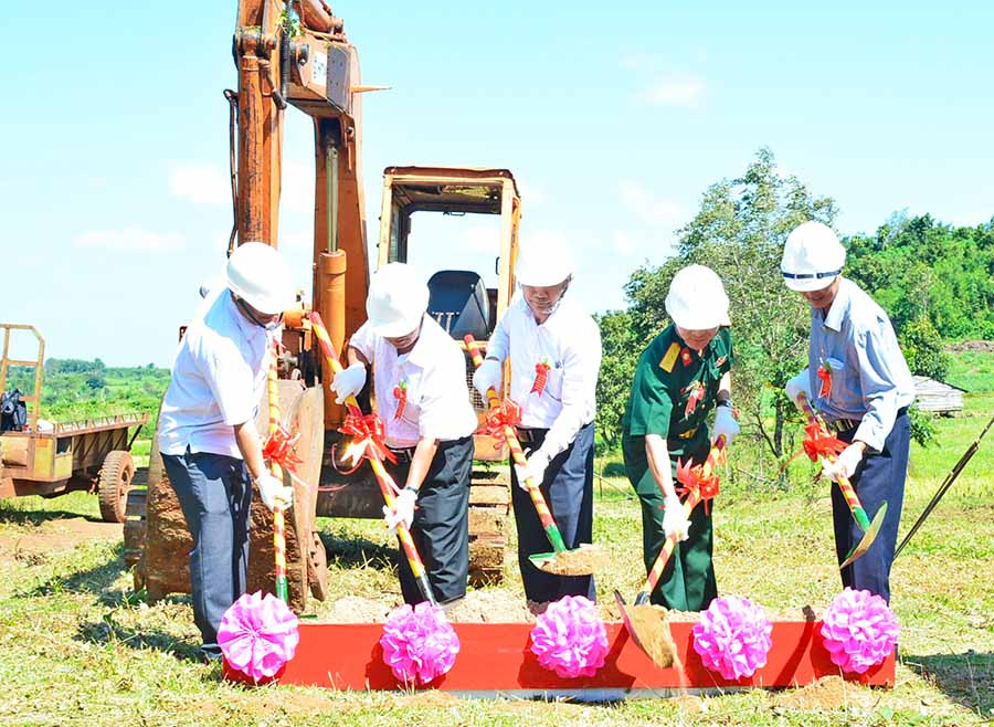 Đại diện lãnh đạo Lữ đoàn 132 cùng địa phương động thổ khởi công xây dựng đường giao thông. Ảnh: Nguyễn Anh Sơn