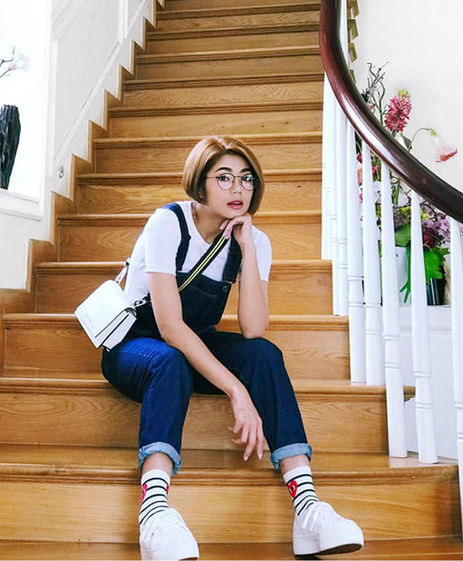  Bộ đôi áo thun trắng và quần jeans yếm mang lại vẻ ngoài 