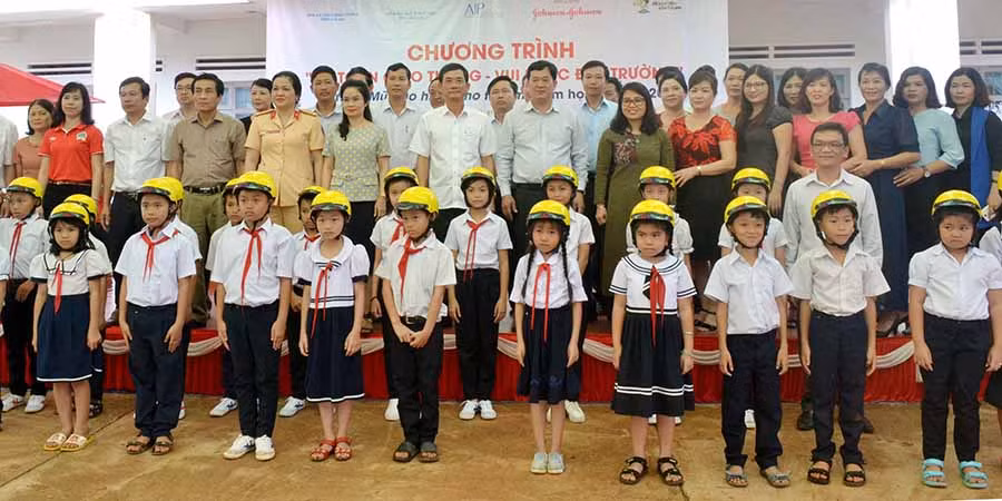 Tặng mũ bảo hiểm đạt chuẩn cho các cháu học sinh 3 trường tiểu học trên địa bàn huyện Chư Prông. Ảnh: L.H
