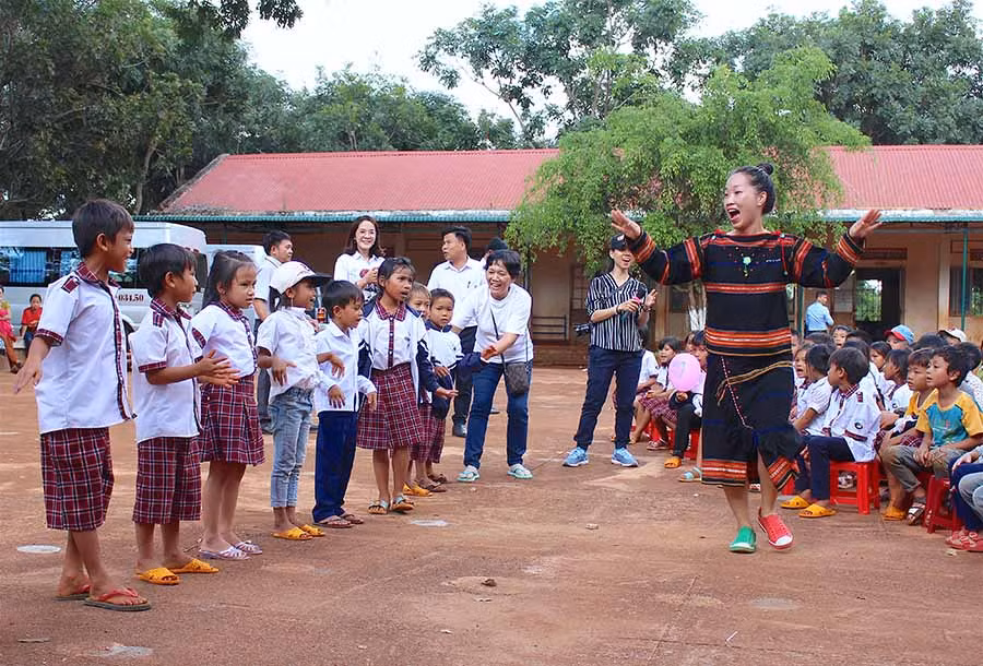  Các em học sinh hào hứng tham gia múa hát cùng thiện nguyện viên. Ảnh: M.T