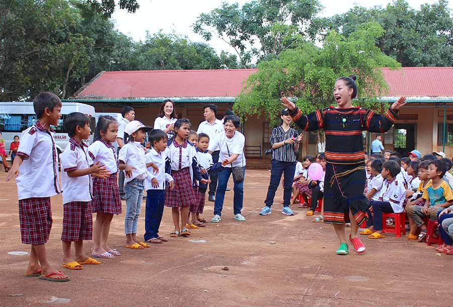  Các em học sinh hào hứng tham gia múa hát cùng thiện nguyện viên. Ảnh: M.T