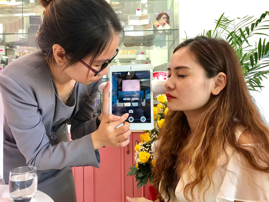 Nhân viên Spa chăm sóc khách hàng tại buổi khai trương. Nhân viên Spa chăm sóc khách hàng tại buổi khai trương.