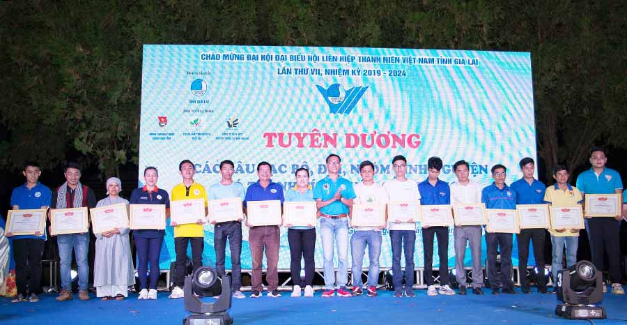 Tuyên dương các câu lạc bộ, đội, nhóm tình nguyện có đóng góp xuất sắc cho phong trào tình nguyện