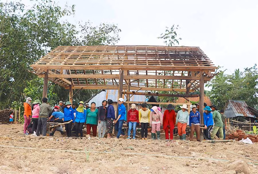 2Người dân làng Pơ Nang (xã Tú An, thị xã An Khê) chung sức xây dựng làng nông thôn mới-Ảnh Hồng Thi