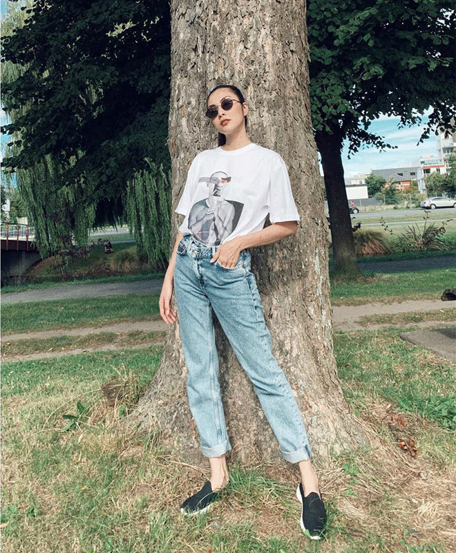 Dù đã là bà mẹ hai con, Tăng Thanh Hà vẫn duy trì duy trì thẩm mỹ tốt về thời trang. Trên Instagram, cô chia sẻ nhiều cách phối đồ với quần jeans thông qua các bức ảnh đời thường. Với dáng jeans boyfriend, bà xã Louis Nguyễn xắn gấu quần, sơ vin áo thun để tăng chiều dài cho đôi chân khi nhìn trực diện. Ảnh: @hatangthanh.