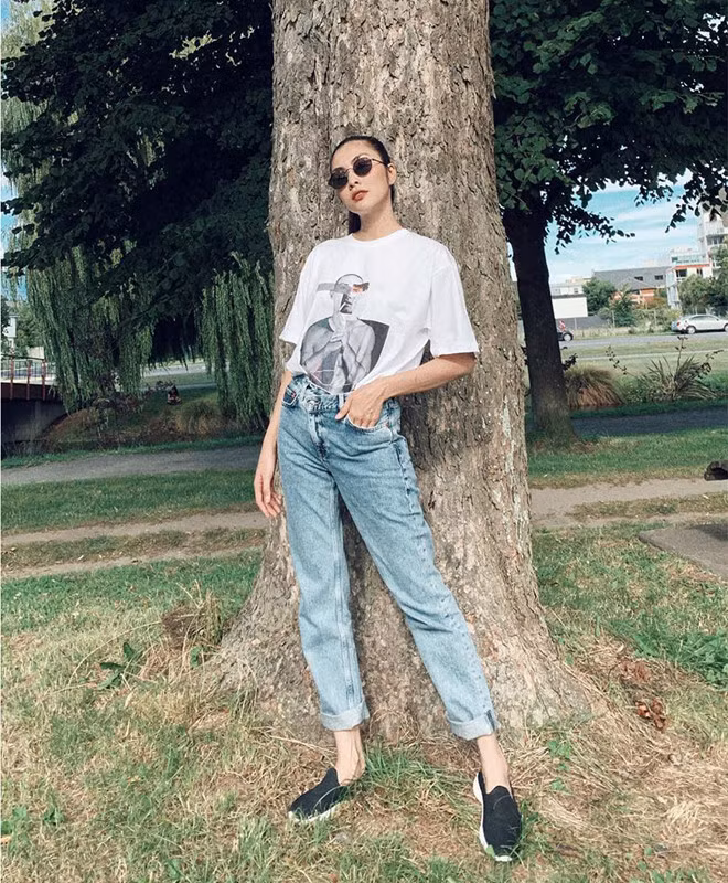 Dù đã là bà mẹ hai con, Tăng Thanh Hà vẫn duy trì duy trì thẩm mỹ tốt về thời trang. Trên Instagram, cô chia sẻ nhiều cách phối đồ với quần jeans thông qua các bức ảnh đời thường. Với dáng jeans boyfriend, bà xã Louis Nguyễn xắn gấu quần, sơ vin áo thun để tăng chiều dài cho đôi chân khi nhìn trực diện. Ảnh: @hatangthanh.