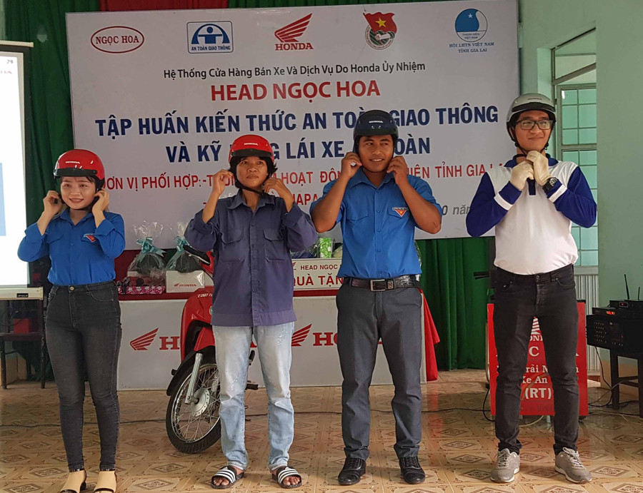  Hướng dẫn Đoàn viên Thanh niên cách đội mủ bảo hiểm đúng cách. Ảnh: Hà Đức Thành