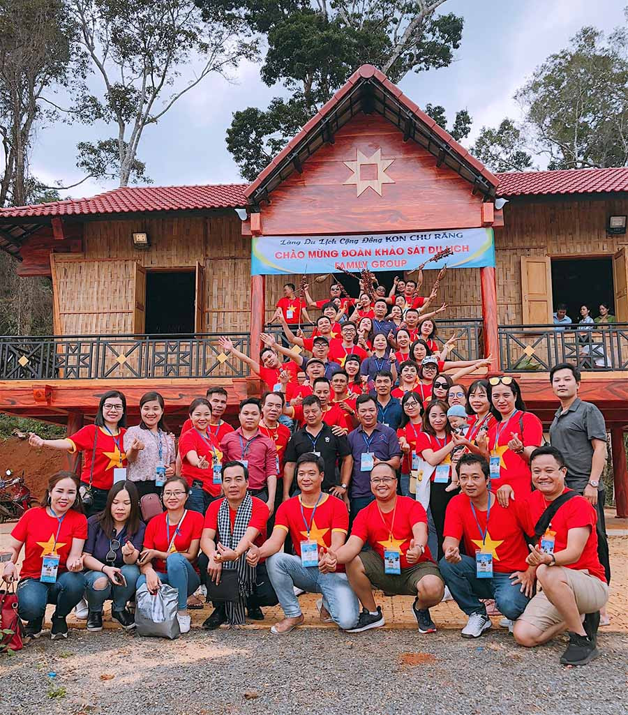 Các doanh nghiệp lữ hành trên cả nước về khảo sát du lịch tại Làng du lịch cộng đồng Kon Chư Răng (huyện Kbang). Ảnh: H.T  Các doanh nghiệp lữ hành trên cả nước về khảo sát du lịch tại Làng du lịch cộng đồng Kon Chư Răng (huyện Kbang). Ảnh: H.T