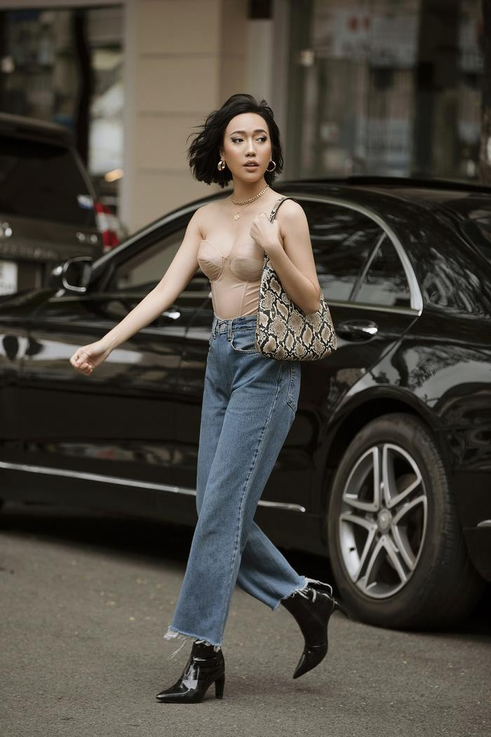 Diệu Nhi cũng chọn cách phối đó cho bộ cánh street style gần đây.