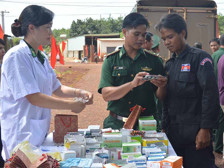  Hướng dẫn người dân sử dụng thuốc. Ảnh: A.H