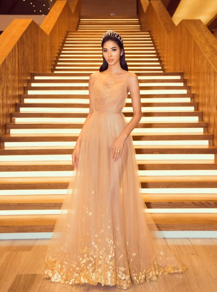  Hoàng Thùy đẹp tựa nữ thần khi thả dáng trong chiếc váy đính vàng ròng của NTK Trần Hùng.