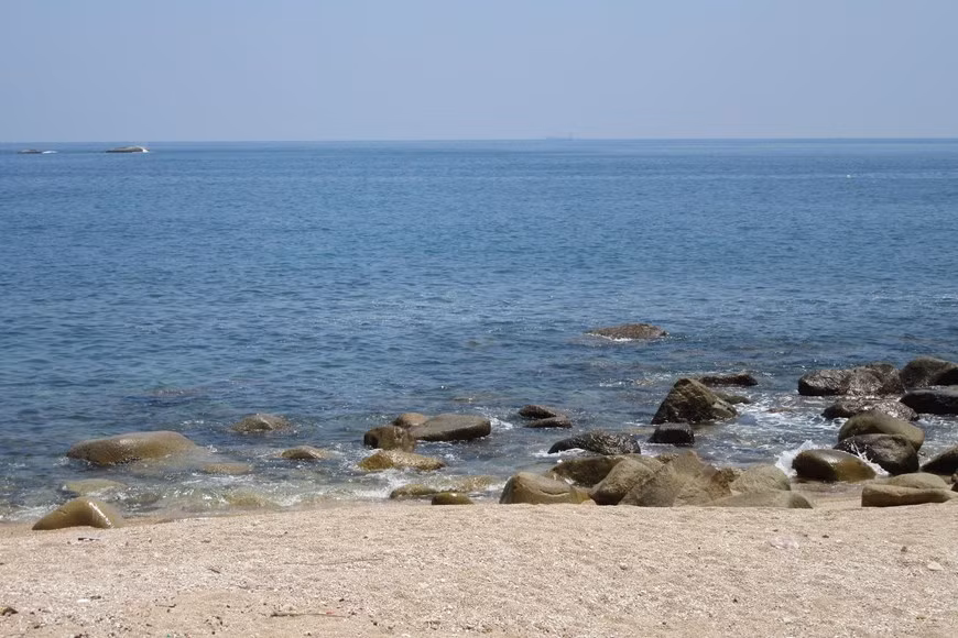 Vịnh Đá Trứng có nước biển trong veo với cát trắng phẳng lỳ. 