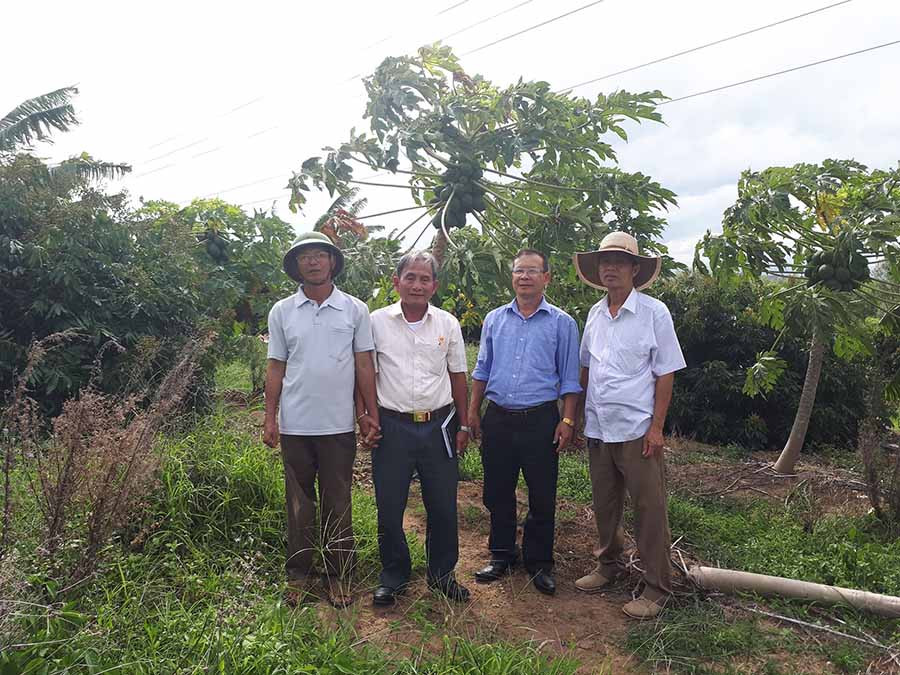  Hội CCB huyện Đak Pơ tham quan mô hình trang trại tổng hợp của gia đình ông Nguyễn Văn Khởi (xã Yang Bắc). Ảnh: L.A