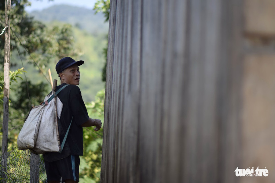 Người đang ông này đi rẫy, và nhai trầu - Ảnh: LÊ VĂN ÁNH