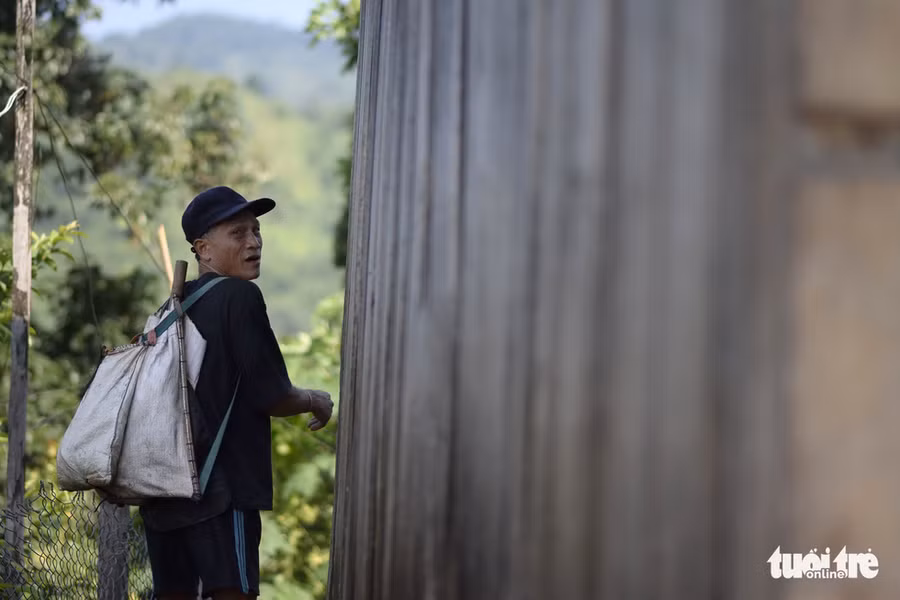 Người đang ông này đi rẫy, và nhai trầu - Ảnh: LÊ VĂN ÁNH