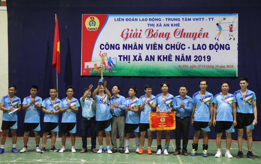 Trao cúp, cờ và huy chương cho đội bóng chuyền nam giành giải nhất. Ảnh: Ngọc Minh