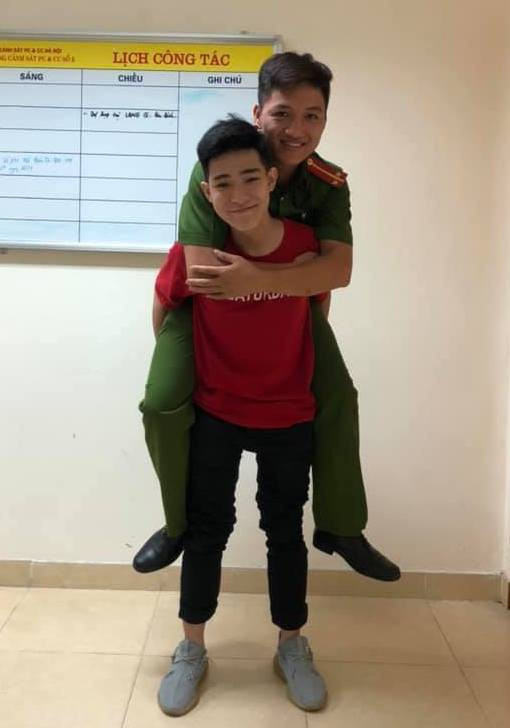  Hình ảnh Hoàng Giang cõng lại chiến sĩ Vũ Ngọc Hoàng - người từng cõng mình trong vụ hỏa hoạn - khiến cư dân mạng xúc động - Ảnh do nhân vật cung cấp