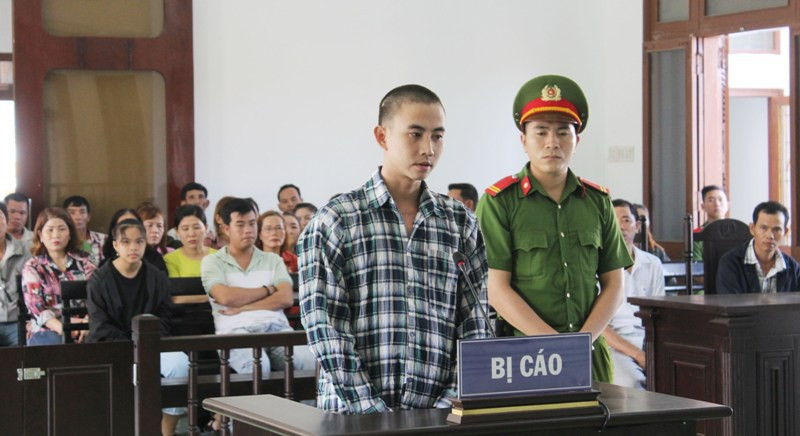 Bị cáo Phan Ái Dương nghe tòa tuyên án - ảnh V.T Bị cáo Phan Ái Dương nghe tòa tuyên án - ảnh V.T