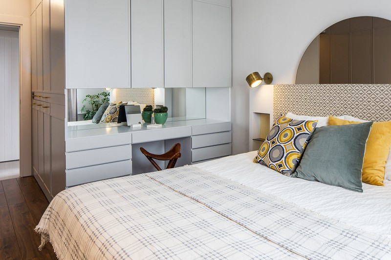 Tận dụng phần ngăn cách giữa hai chiếc tủ, chủ nhân bố trí một chiếc bàn trang điểm nhỏ để sử dụng hàng ngày.